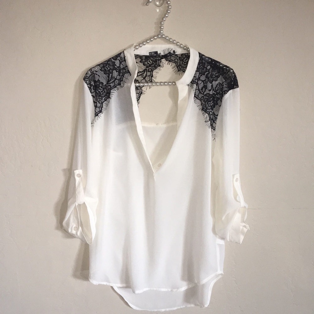 Blouse with lace